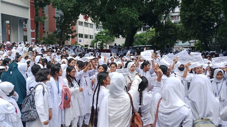 বকশীবাজারে কলেজের সামনের বদরুন্নেসার শিক্ষার্থীদের অবস্থান কর্মসূচি। ছবি: আজকের পত্রিকা