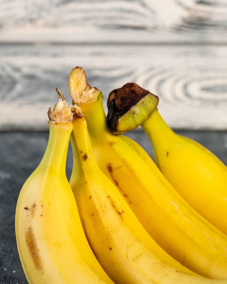 কলার ডাঁটির অংশটি প্লাস্টিকের মোড়ক বা অ্যালুমিনিয়াম ফয়েল দিয়ে মুড়ে দিন। ছবি: ফ্রিপিক