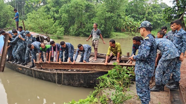 সাঁকো নির্মাণ করছেন নৌবাহিনীর সদস্যরা। ছবি: সংগৃহীত