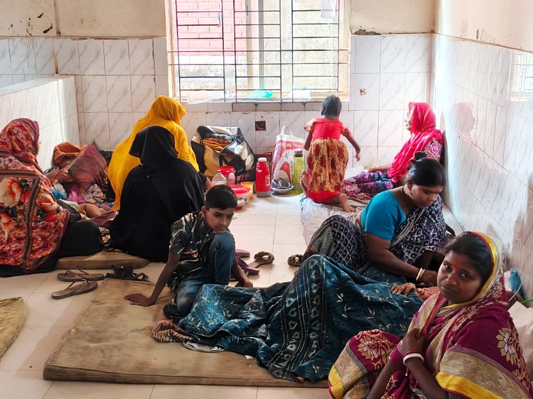 বরগুনা জেনারেল হাসপাতালে চিকিৎসা নিচ্ছেন ডায়রিয়ায় আক্রান্তরা। ছবি: আজকের পত্রিকা