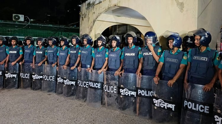 বরিশাল কোতোয়ালি মডেল থানার সামনে অবস্থান। ছবি: আজকের পত্রিকা