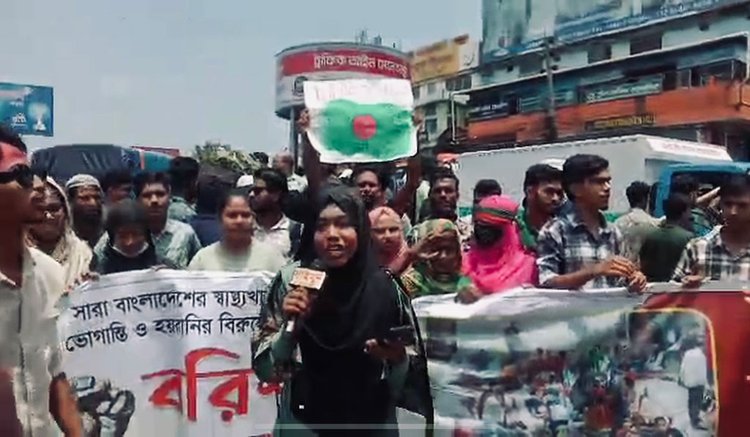 নথুল্লাবাদে ঢাকা-বরিশাল মহাসড়ক অবরোধ। ছবি: আজকের পত্রিকা