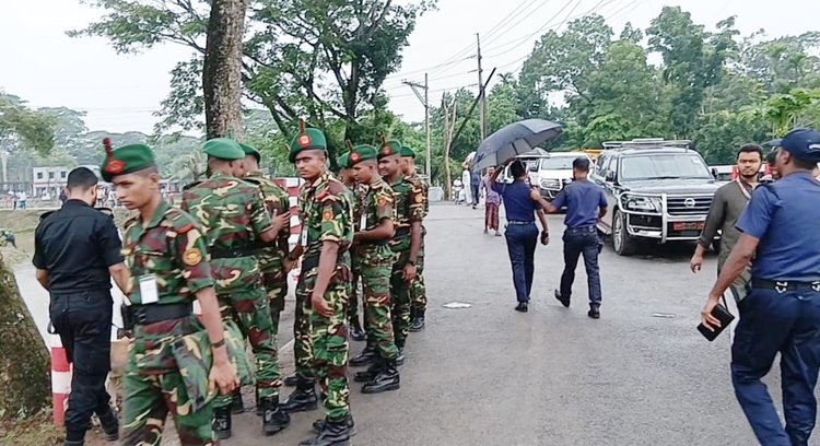 প্রধানমন্ত্রীর আগমন কেন্দ্র করে গৌরনদীতে আইনশৃঙ্খলা বাহিনীর তৎপরতা। ছবি: আজকের পত্রিকা