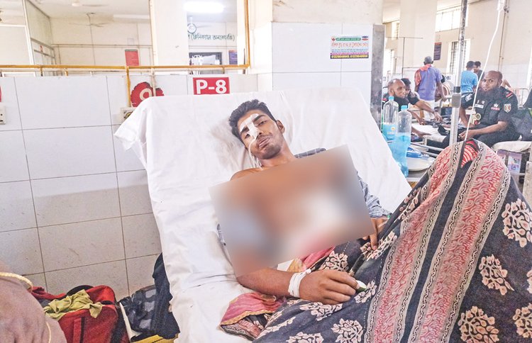 হাসপাতালে গুলিবিদ্ধ রাকিব। ছবি: আজকের পত্রিকা
