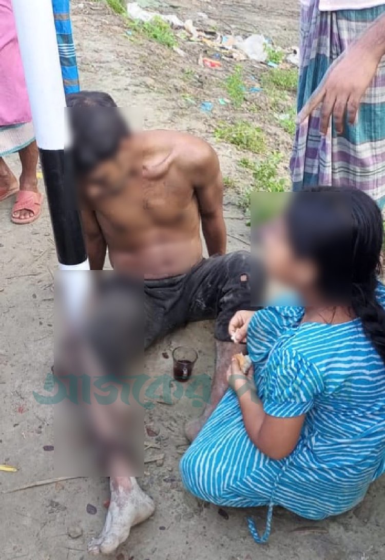 চুরির অভিযোগে খুঁটিতে বাঁধা বাবাকে চা-রুটি খাওয়াচ্ছে শিশুকন্যা। ছবি: সংগৃহীত
