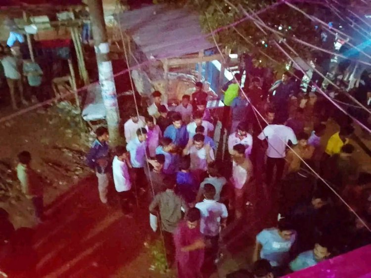 বরিশাল বিশ্ববিদ্যালয়ের তিন নম্বর গেটের সামনে শিক্ষার্থীরা অবস্থান নেন। ছবি: সংগৃহীত