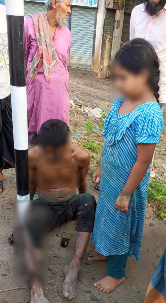 চুরির অভিযোগে খুঁটিতে বাঁধা বাবাকে চা-রুটি খাওয়াচ্ছে শিশুকন্যা। ছবি: সংগৃহীত