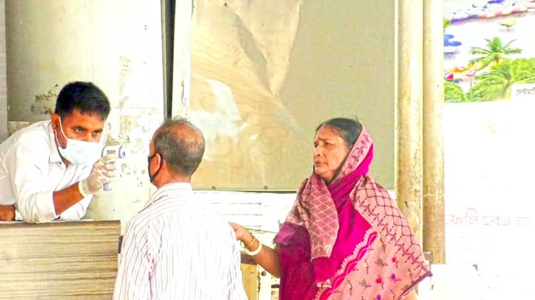 সন্দেহভাজন যাত্রীদের কেবল হ্যান্ড থার্মাল দিয়ে তাপমাত্রা মাপা হচ্ছে।