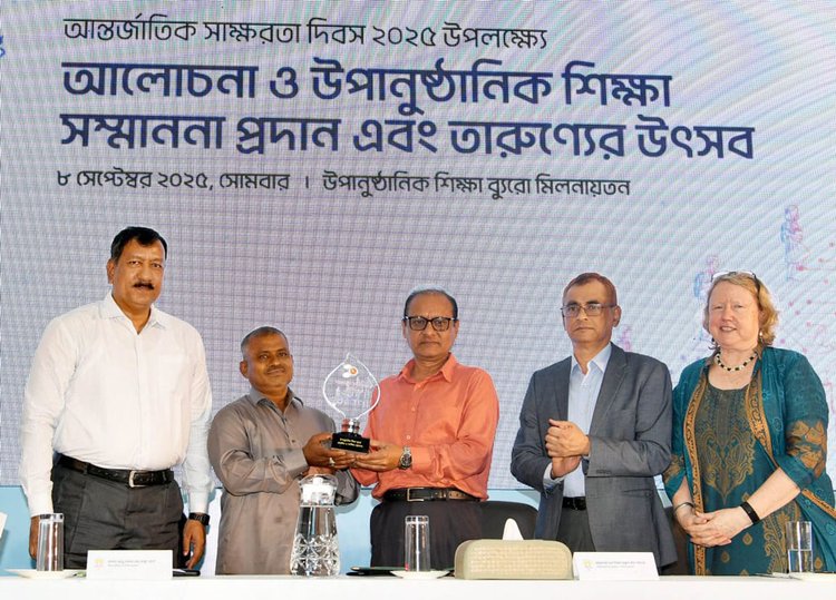 ‘উপানুষ্ঠানিক শিক্ষা সম্মাননা’ প্রাপ্তদের হাতে পুরস্কার তুলে দেন উপদেষ্টা বিধান রঞ্জন রায় পোদ্দার। ছবি: আজকের পত্রিকা