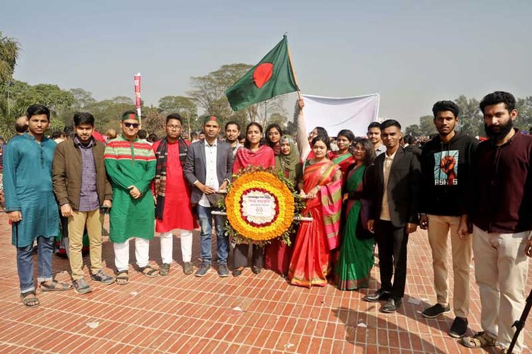 বিজয় দিবসে পাঠকবন্ধুর ফুল নিবেদন। ছবি: আজকের পত্রিকা