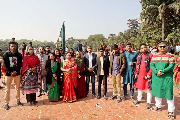 বিজয় দিবসে পাঠকবন্ধুর ফুল নিবেদন। ছবি: আজকের পত্রিকা