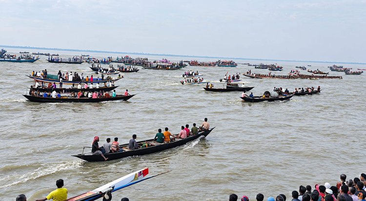 গতকাল সন্ধ্যা সাড়ে ৬টার দিকে পদ্মা নদীর লালগোলা এলাকায় নৌকা বাইচ। ছবি: আজকের পত্রিকা