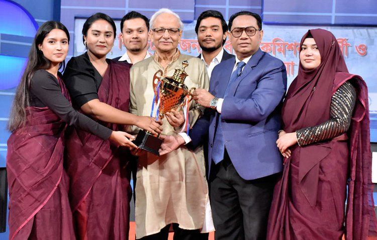 বিজয়ী দলের বিতার্কিকদের ট্রফি তুলে দেওয়া হয়। ছবি: সংগৃহীত