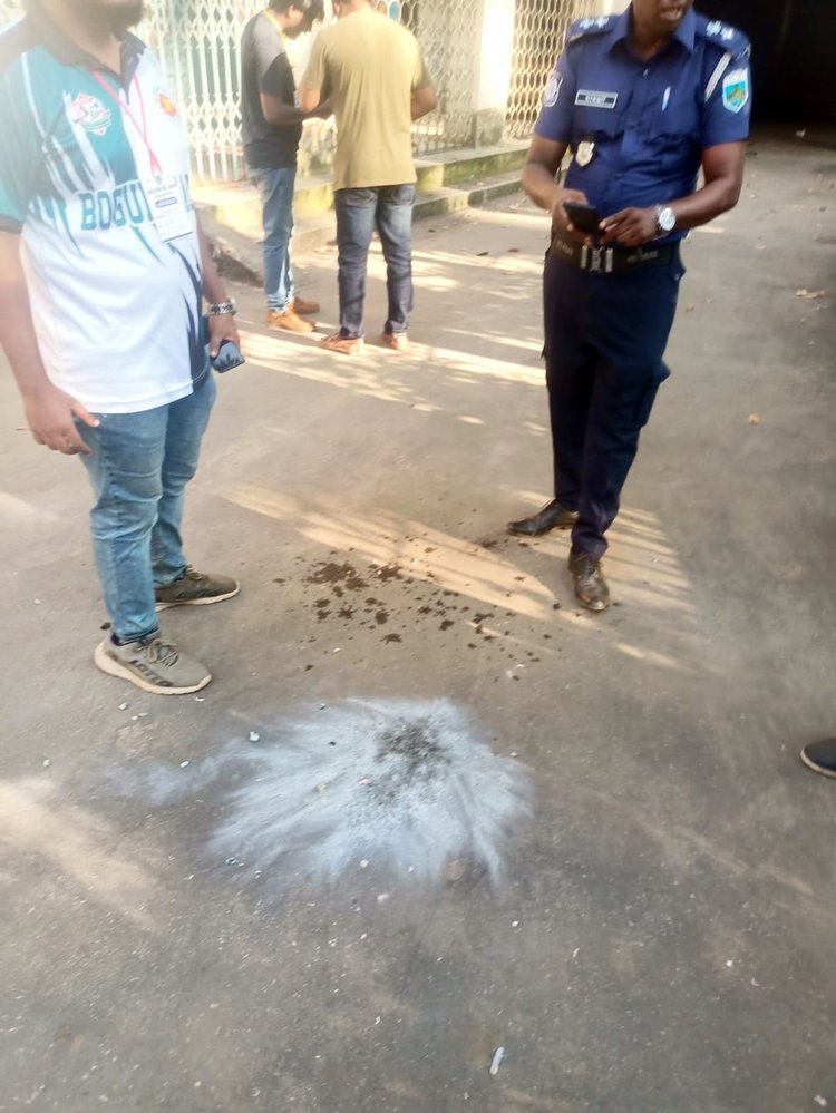 ককটেল নিক্ষেপ। ছবি: সংগৃহীত