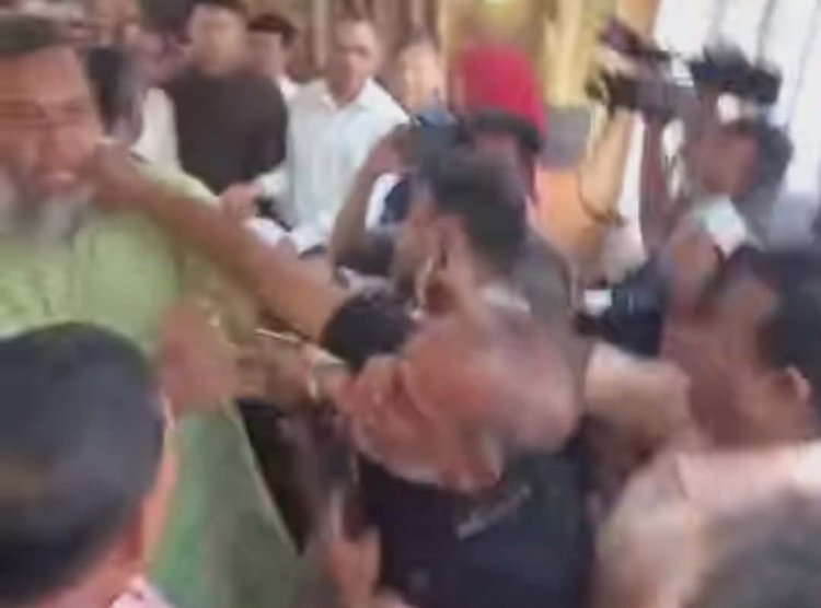 দুই নেতার হাতাহাতি। ছবি: সংগৃহীত