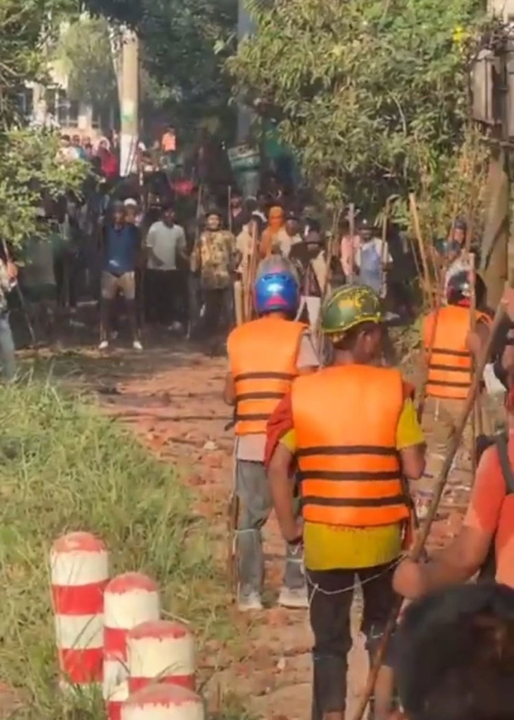 ব্রাহ্মণবাড়িয়ায় হেলমেট ও জ্যাকেট পরে সংঘর্ষ। ছবি: সংগৃহীত