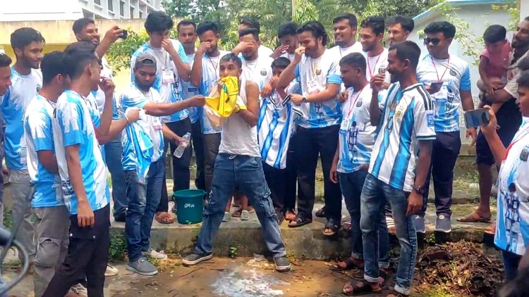 দুধ দিয়ে গোসল করে আর্জেন্টিনাকে সমর্থন। ছবি: আজকের পত্রিকা