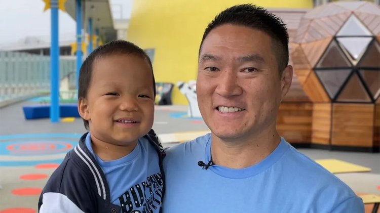 বাবার সঙ্গে অলিভার চু। ছবি: পরিবারের সৌজন্যে