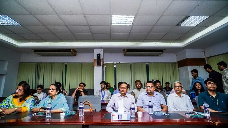 জাতীয় প্রেসক্লাবের তফাজ্জল হোসেন মানিক মিয়া হলে আয়োজিত এক অনুষ্ঠানে ডিআইইউর বিশেষায়িত গবেষণাকেন্দ্রের উদ্বোধন করা হয়। ছবি: বিজ্ঞপ্তি
