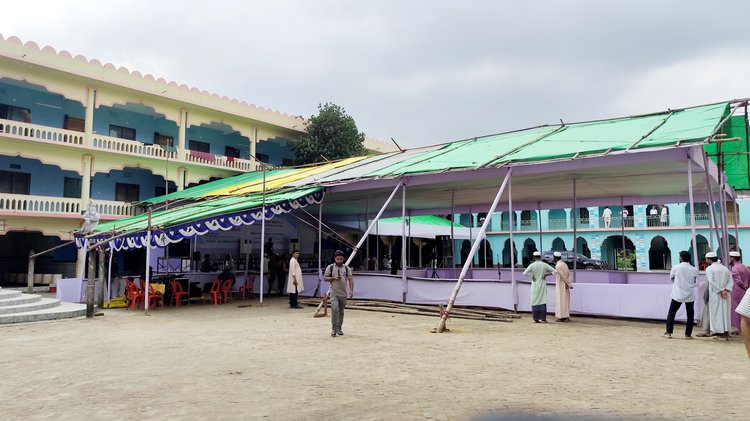 প্রধানমন্ত্রীর আগমন উপলক্ষে ফটিকছড়ির আল-জামিয়াতুল ইসলামিয়া বাবুনগর মাদ্রারাসার মঞ্চ প্রস্তুত চলছে। ছবি: আজকের পত্রিকা