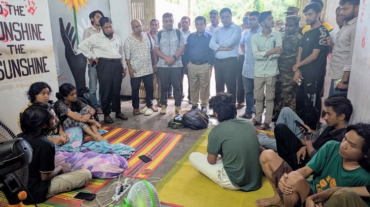 চট্টগ্রাম বিশ্ববিদ্যালয়ে শিক্ষার্থীদের আমরণ অনশন। ছবি: আজকের পত্রিকা