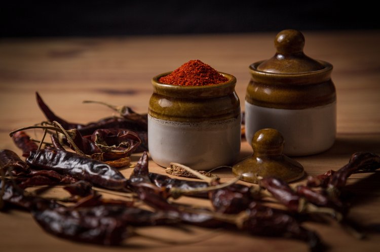 মসলা শুকনা ও গোছানো রাখতে কাচ বা সিরামিকের বয়াম ব্যবহার করতে পারেন। ছবি: পেক্সেলস