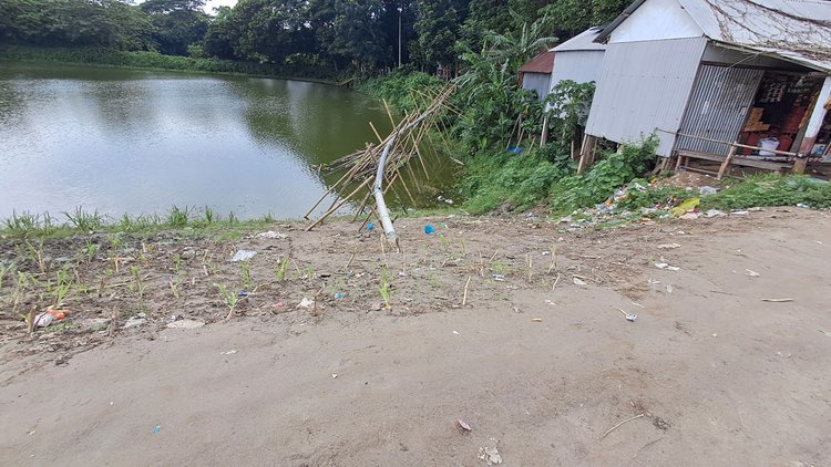 চাঁদপুর মেঘনা ধনাগোদা সেচ প্রকল্পের সড়ক সুড়ঙ্গ করে ড্রেজার পাইপ। ছবি মতলব উত্তর উপজেলার সুগন্ধি এলাকার। ছবি: আজকের পত্রিকা