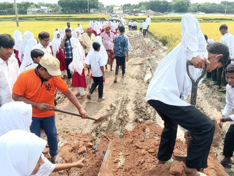 রাস্তা সংস্কার করছে স্কুলশিক্ষার্থীরা। ছবি: আজকের পত্রিকা