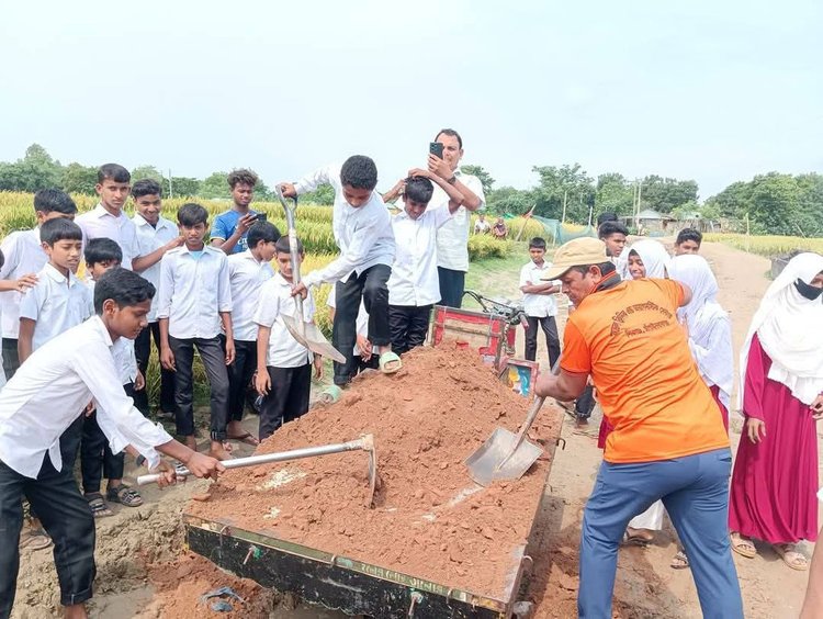 রাস্তা সংস্কার করছে স্কুলশিক্ষার্থীরা। ছবি: আজকের পত্রিকা