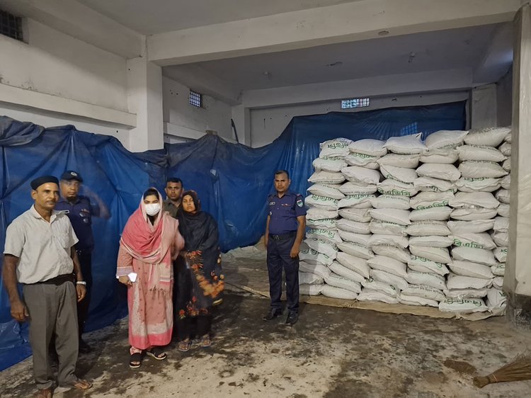 সান্ত্বনা ট্রেডার্সে ভ্রাম্যমাণ আদালত পরিচালনা করেন জীবননগর উপজেলা নির্বাহী কর্মকর্তা (ইউএনও) ও নির্বাহী ম্যাজিস্ট্রেট সুমাইয়া সুলতানা এ্যানি। ছবি: সংগৃহীত