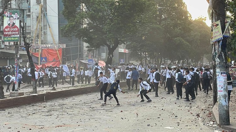 রাজধানীর সায়েন্সল্যাবে ঢাকা কলেজ ও সিটি কলেজের শিক্ষার্থীদের মধ্যে সংঘর্ষ। ছবি: আজকের পত্রিকা