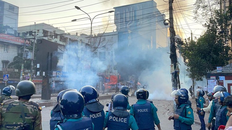 রাজধানীর সায়েন্সল্যাবে ঢাকা কলেজ ও সিটি কলেজের শিক্ষার্থীদের মধ্যে সংঘর্ষ। ছবি: আজকের পত্রিকা