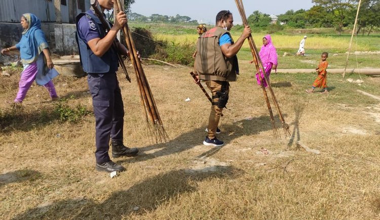 মুরাদনগরে উপদেষ্টা আসিফের সমর্থকদের ওপর হামলা। ছবি: আজকের পত্রিকা