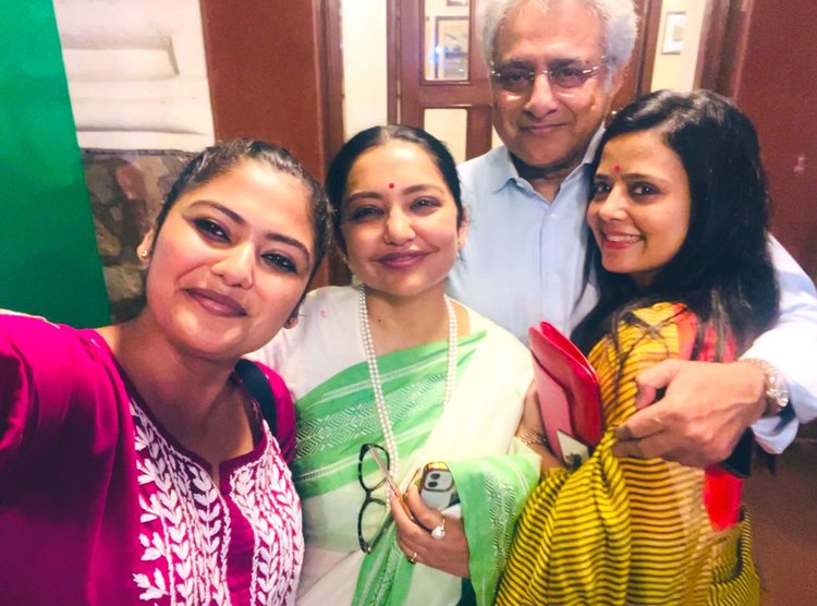 নতুন দম্পতির এই ছবিটি অ্যাক্সে পোস্ট করেছেন তৃণমূলের যাদবপুরের সাংসদ সায়নী ঘোষ।