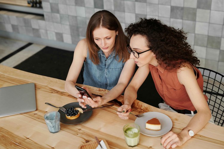 সোশ্যাল মিডিয়ার কারণে খাদ্যাভ্যাসের পরিবর্তন কেবল শরীরের ক্ষতি করে না; বরং দীর্ঘমেয়াদি মানসিক অস্থিরতা সৃষ্টি করে। প্রতীকী ছবি: পেক্সেলস