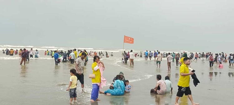 সাপ্তাহিক ছুটির দিনে কক্সবাজার সৈকতে আনন্দ-উচ্ছ্বাসে মেতেছেন পর্যটকেরা। ছবি: আজকের পত্রিকা