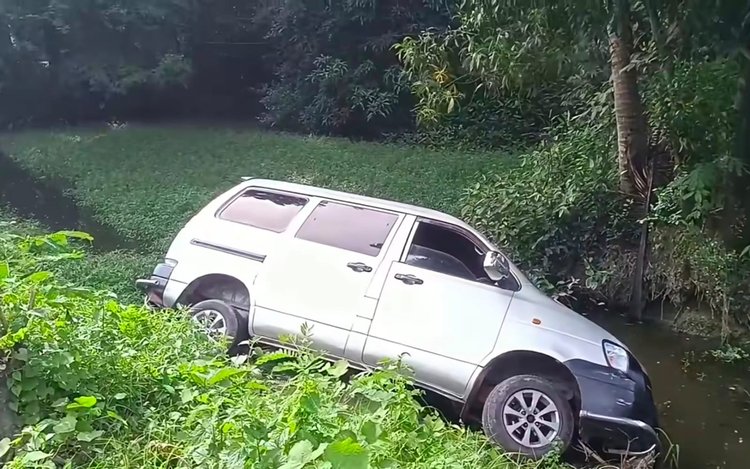 মিরসরাইয়ের সৈদালী এলাকায় খাদে পড়ে থাকা সেই নোয়া মাইক্রোবাসটি। ছবি: আজকের পত্রিকা