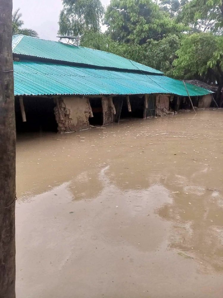 লোকালয়ে পানি প্রবেশ করায় উপজেলার নিম্নাঞ্চল ব্যাপকভাবে প্লাবিত হয়েছে। ছবি: আজকের পত্রিকা