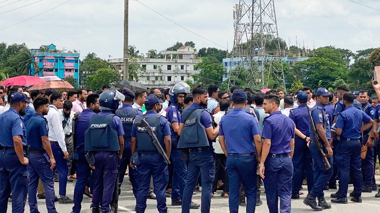 চীনা অর্থনৈতিক অঞ্চলের উদ্বোধনীর দিনে ইসলামী ব্যাংকের চাকরিচ্যুতদের বিক্ষোভ। ছবি: আজকের পত্রিকা