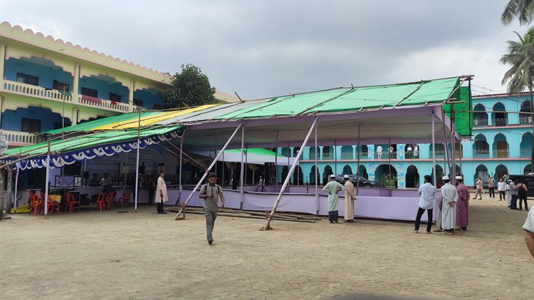 ফটিকছড়ির আল-জামিয়াতুল ইসলামিয়া বাবুনগর মাদ্রাসার মাঠে প্রস্তুত মতবিনিময় সভার প্যান্ডেল। ছবি: আজকের পত্রিকা