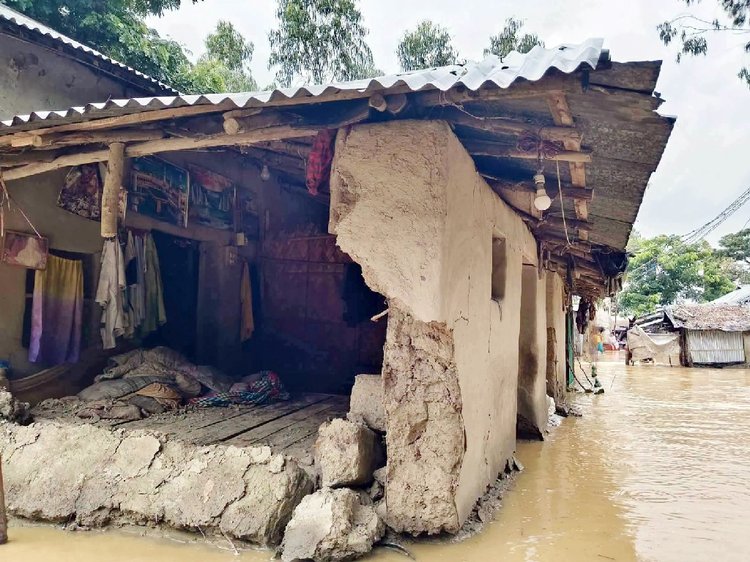 লোকালয়ে পানি প্রবেশ করায় উপজেলার নিম্নাঞ্চল ব্যাপকভাবে প্লাবিত হয়েছে। ছবি: আজকের পত্রিকা