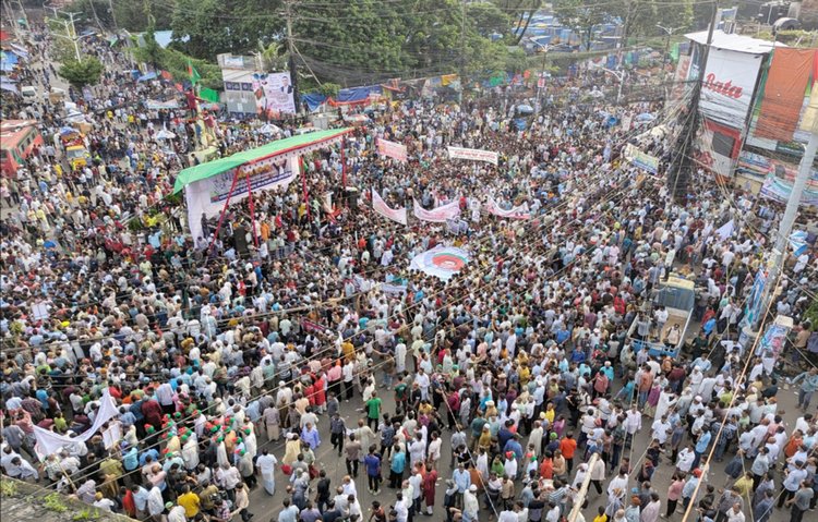 বক্তব্য দেন বিএনপির স্থায়ী কমিটির সদস্য আমীর খসরু মাহমুদ চৌধুরী। ছবি: আজকের পত্রিকা
