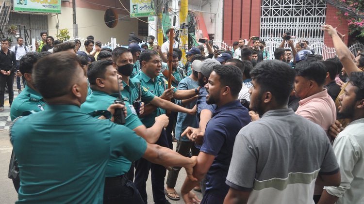 চট্টগ্রামে গণতান্ত্রিক ছাত্রজোট ও শাহবাগবিরোধী মঞ্চের সংঘর্ষ। ছবি: আজকের  পত্রিকা