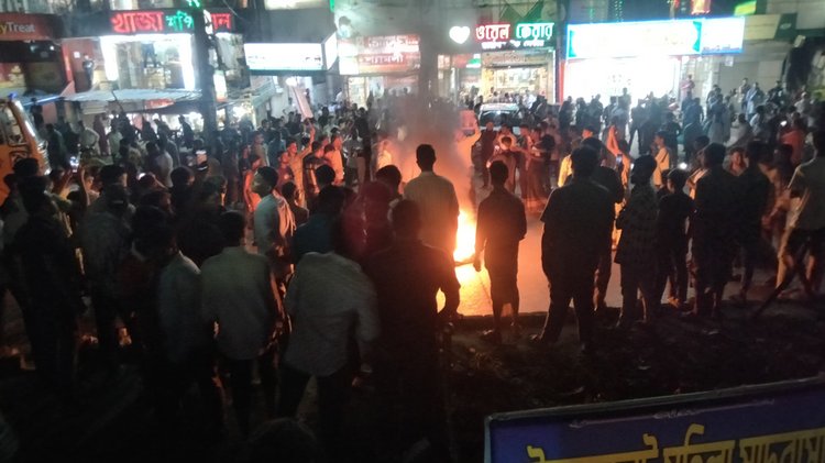 চট্টগ্রামের সীতাকুণ্ডে মহাসড়ক অবরোধ করে বিক্ষোভ। ছবি: আজকের পত্রিকা