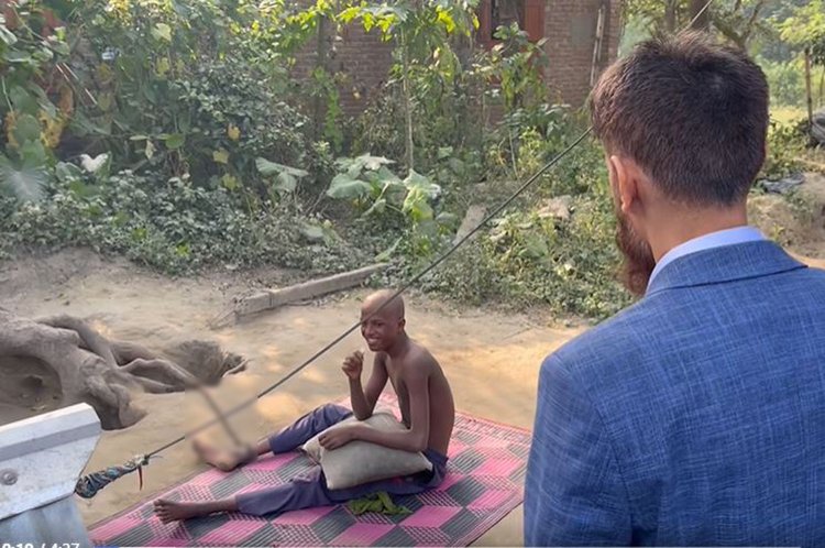 শান্ত হোসেনকে দেখতে ছাতিয়ান ইউনিয়নের গ্রামের বাড়িতে যান কুষ্টিয়ার জেলা প্রশাসক মো. ইকবাল হোসেন। ছবি: আজকের পত্রিকা