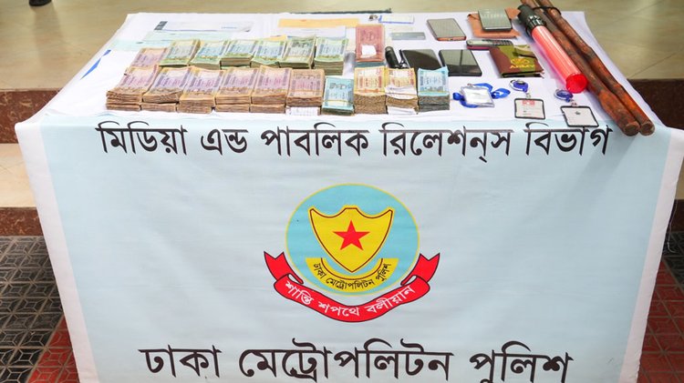 গ্রেপ্তার ব্যক্তিদের কাছ থেকে উদ্ধার করা ছিনতাইয়ের টাকা। ছবি: আজকের পত্রিকা