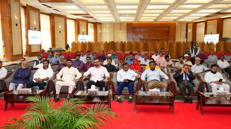আজ শনিবার রাজারবাগে বাংলাদেশ পুলিশ অডিটোরিয়ামে ৩২টি রাজনৈতিক দল ও জোটের কেন্দ্রীয় ও মহানগর নেতৃবৃন্দের সঙ্গে এক মতবিনিময় সভা করে ডিএমপি। ছবি: আজকের পত্রিকা