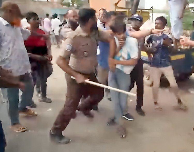 ডিএনসিসির দাবি, ঘটনাস্থলে পৌঁছানোর পর হামলাকারীরা প্রশাসক ও সংসদ সদস্যের ওপরও চড়াও হন। একপর্যায়ে তাঁদের লক্ষ্য করেও হামলা চালানো হয়। পরে পুলিশ পরিস্থিতি নিয়ন্ত্রণে কাজ শুরু করে। ছবি: ভিডিও থেকে নেওয়া