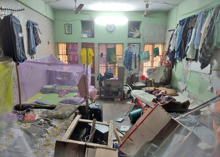 শুক্রবার (২১ নভেম্বর) সকালে হঠাৎ ভূমিকম্পে কেঁপে ওঠে ঢাকা বিশ্ববিদ্যালয় ক্যাম্পাস। স্যার এএফ রহমান হলের ১০৫ নম্বর কক্ষে ফাঁটল দেখা দেয়, আসবাবপত্র ভেঙে পড়ে যায়। ছবি: ফোকাসবাংলা