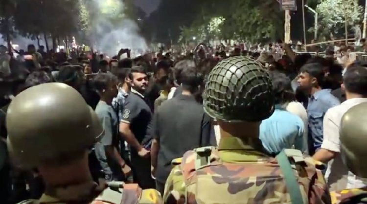 ধানমন্ডি ৩২ নম্বর এলাকায় বিক্ষোভকারীরা এখনো অবস্থান করছেন। ছবি: ভিডিও থেকে নেওয়া